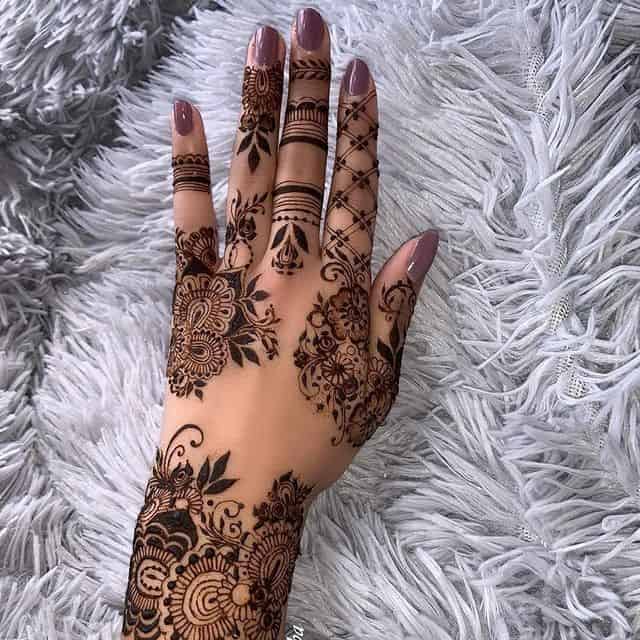 ↓ 23 – Sporting Nails with Henna