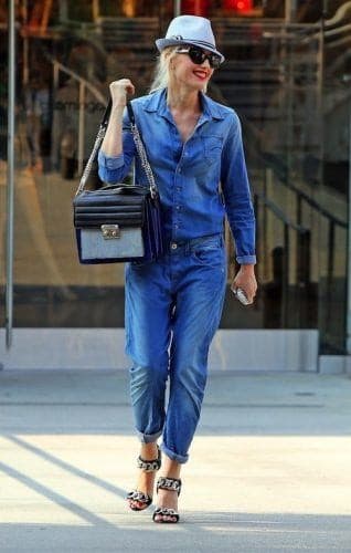 ↓24. WOMEN’S DENIM ON DENIM LOOK