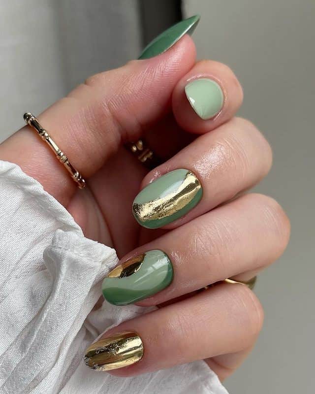 ↓ 15 – Foiled Manicure Ideas for Short Nails