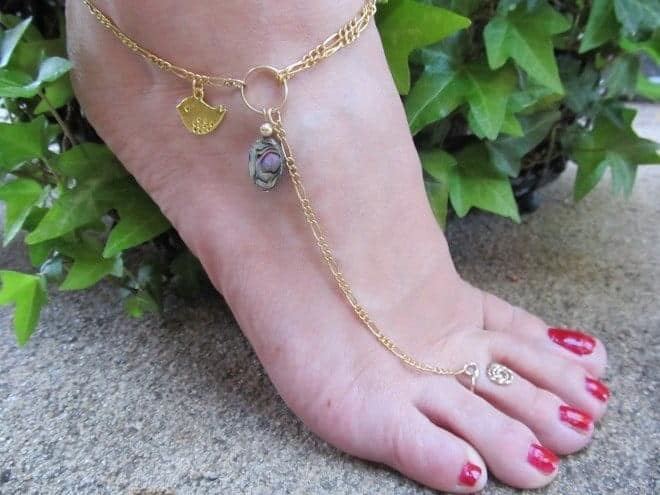 ↓ 3 – Stylish Anklet With Toe Ring