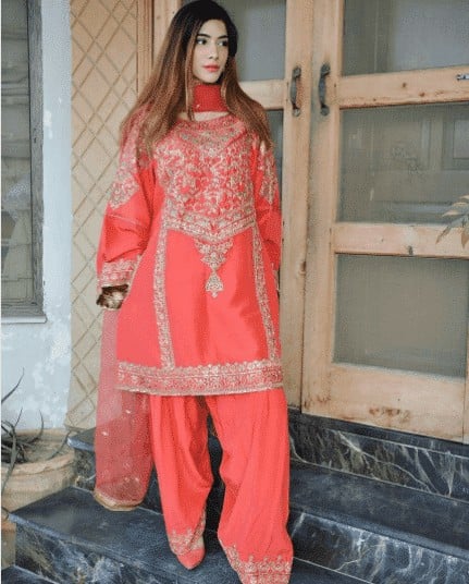 ↓ 9 – A shalwar kameez with Tilla and Gota