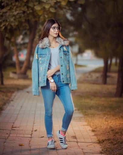 1 – Denim Jacket With Faux Fur Collar Paired With Jeans And Sneakers