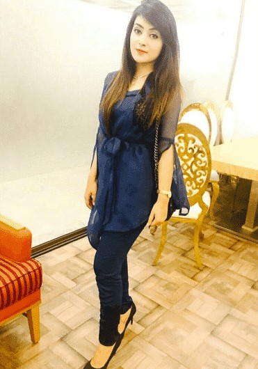 ↓ 3 – Denim Outfit For Short Heighted Pakistanis