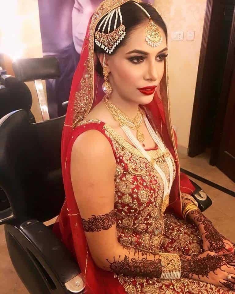 ↓ 4 – Bollywood Look For Barat Bride