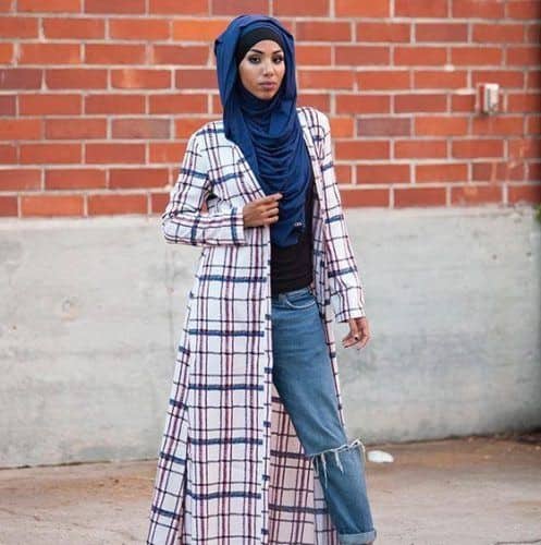 ↓ 12 – Hijab Style Paired With Distressed Jeans