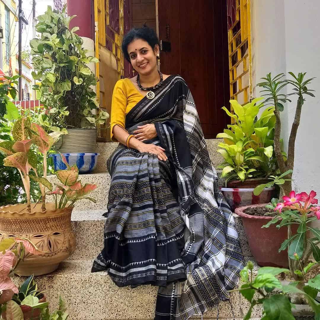 Dhonekhali Bengali Saree Styled with Contrasting Blouse