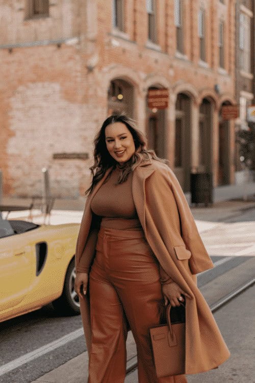 ↓ 2 – Monochrome Outfit Ideas for Plus Size Women