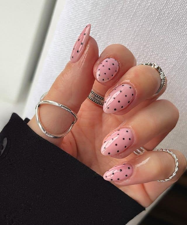 ↓ 17 – Polka Dots Manicure Ideas for Short Nails