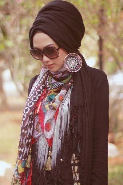 ↓ 6 – Combining hijab and scarves