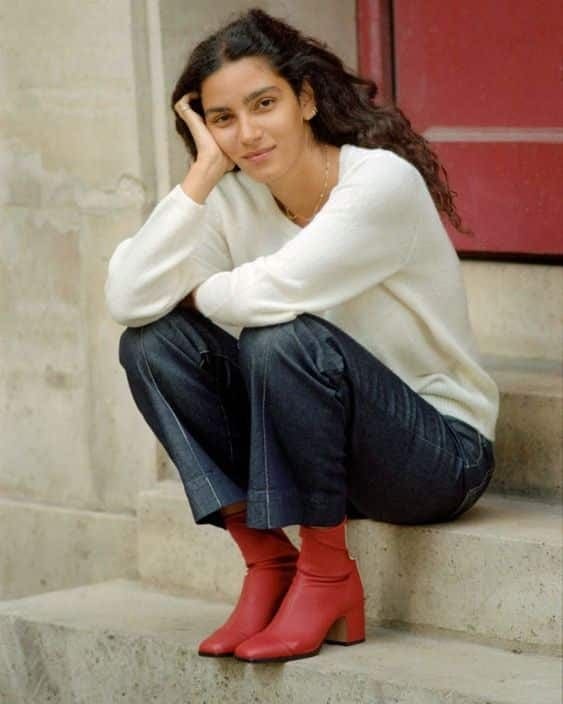 12 – Pair a White Cardigan to your Red Shoes For a Day-To-Day Outfit