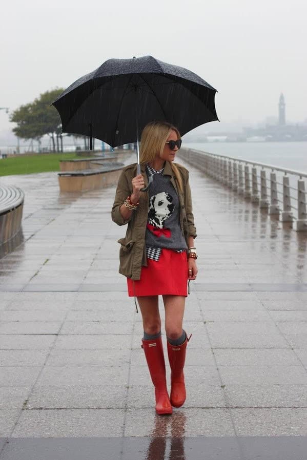 ↓ 8 – Skinny Jeans and Rain Boots for Rainy Days