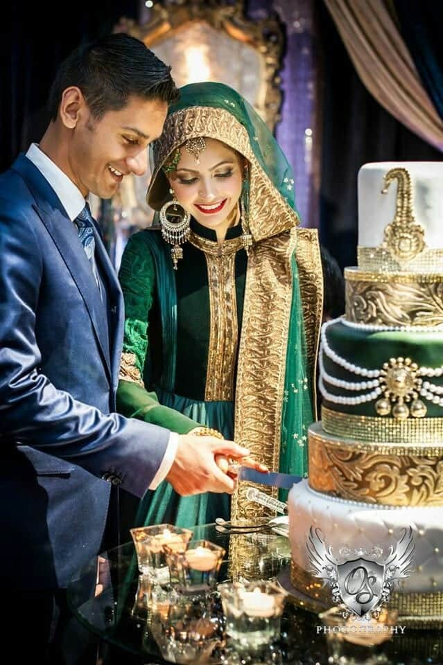 ↓ 151 – Cute Couple Cutting Cake