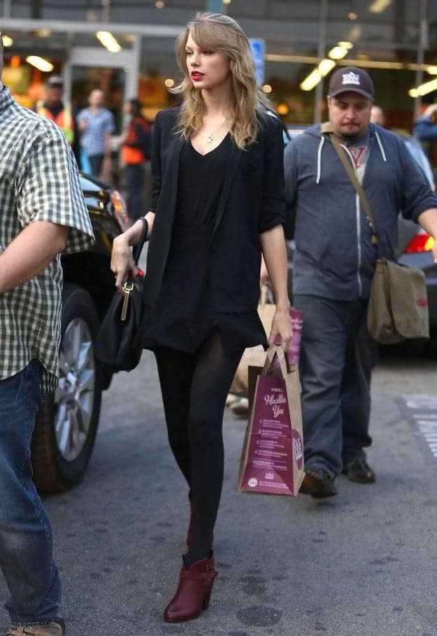 ↓ 1 – Taylor Swift’s Black Street Style