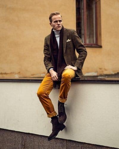 ↓ 30 – Mustard Pants With Classic Boots