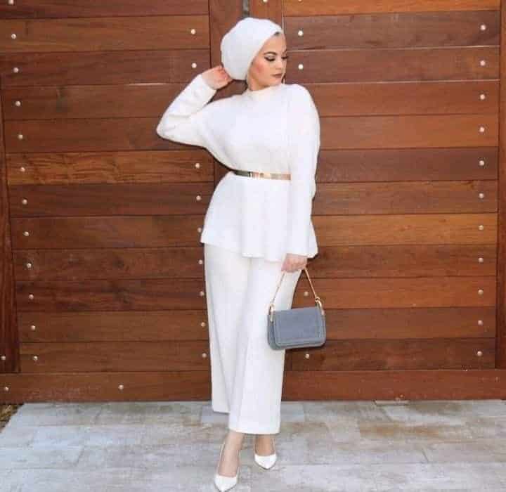 ↓ 19 – Go Monochrome With Hijab