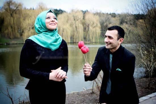 ↓ 31 – Muslim Groom Offering  Bride Flowers