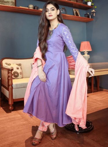 ↓6 – Kurta with Gota Embellishments