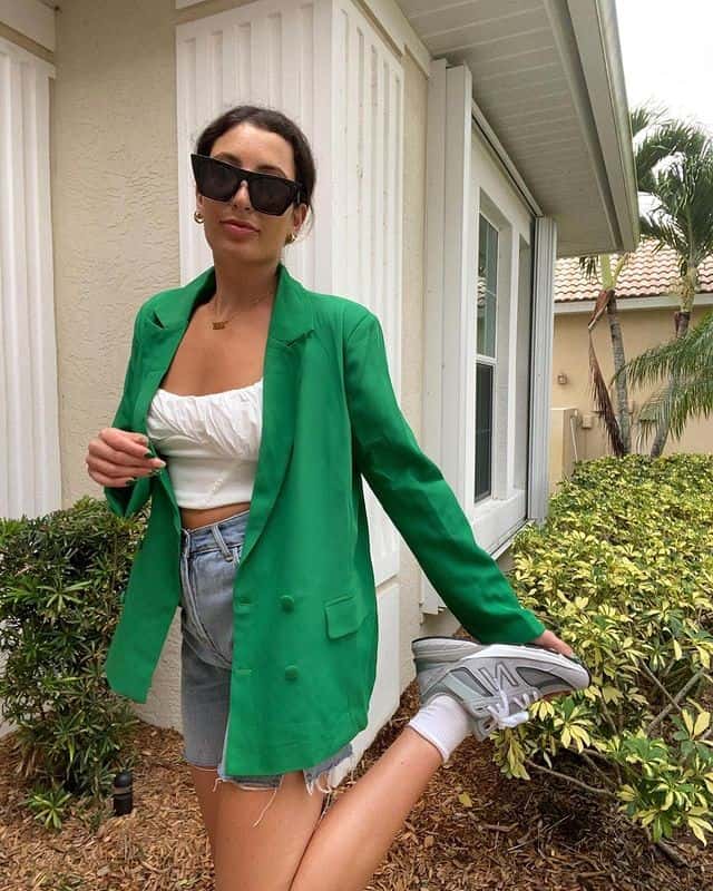 ↓ 37 – Statement Blouses and Blazers with Shorts Outfits