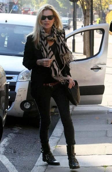 ↓ 9 – Celebrity Style Black Leggings’ Outfit: