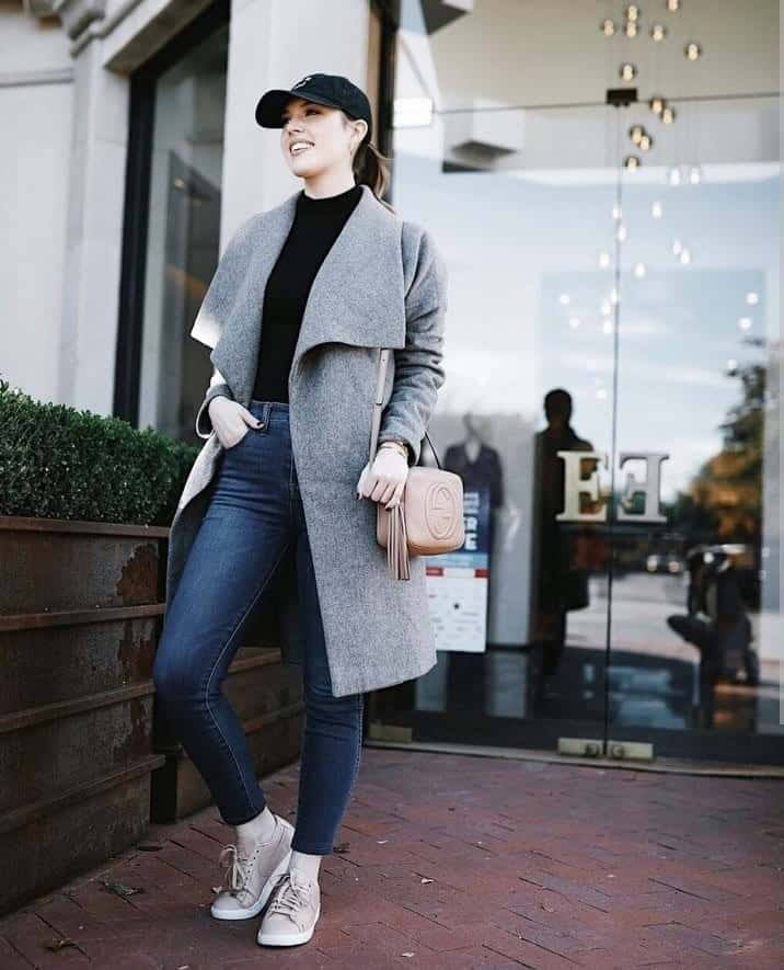 ↓ 1 – Wear A Simple Long Coat With Flats