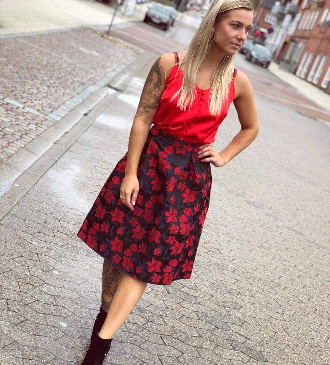 12 – Jacquard Skirt With Red Satin Top