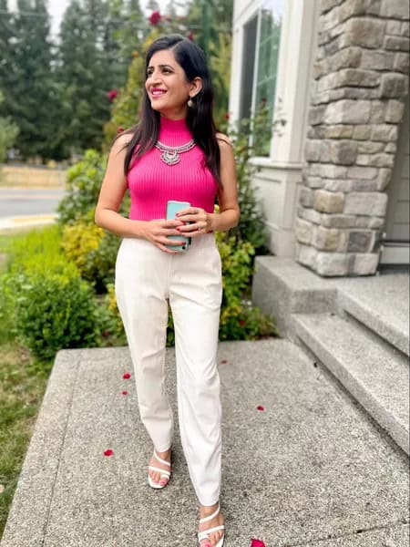 5 – Simple Jewlery With Pink Shirt and White Pants