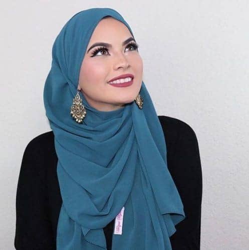 ↓ 2 – Hijab To Flaunt Jewelry