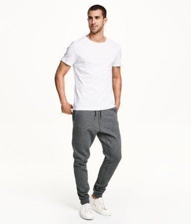 ↓ 19 – Classic Sweatpants And Sneakers Look