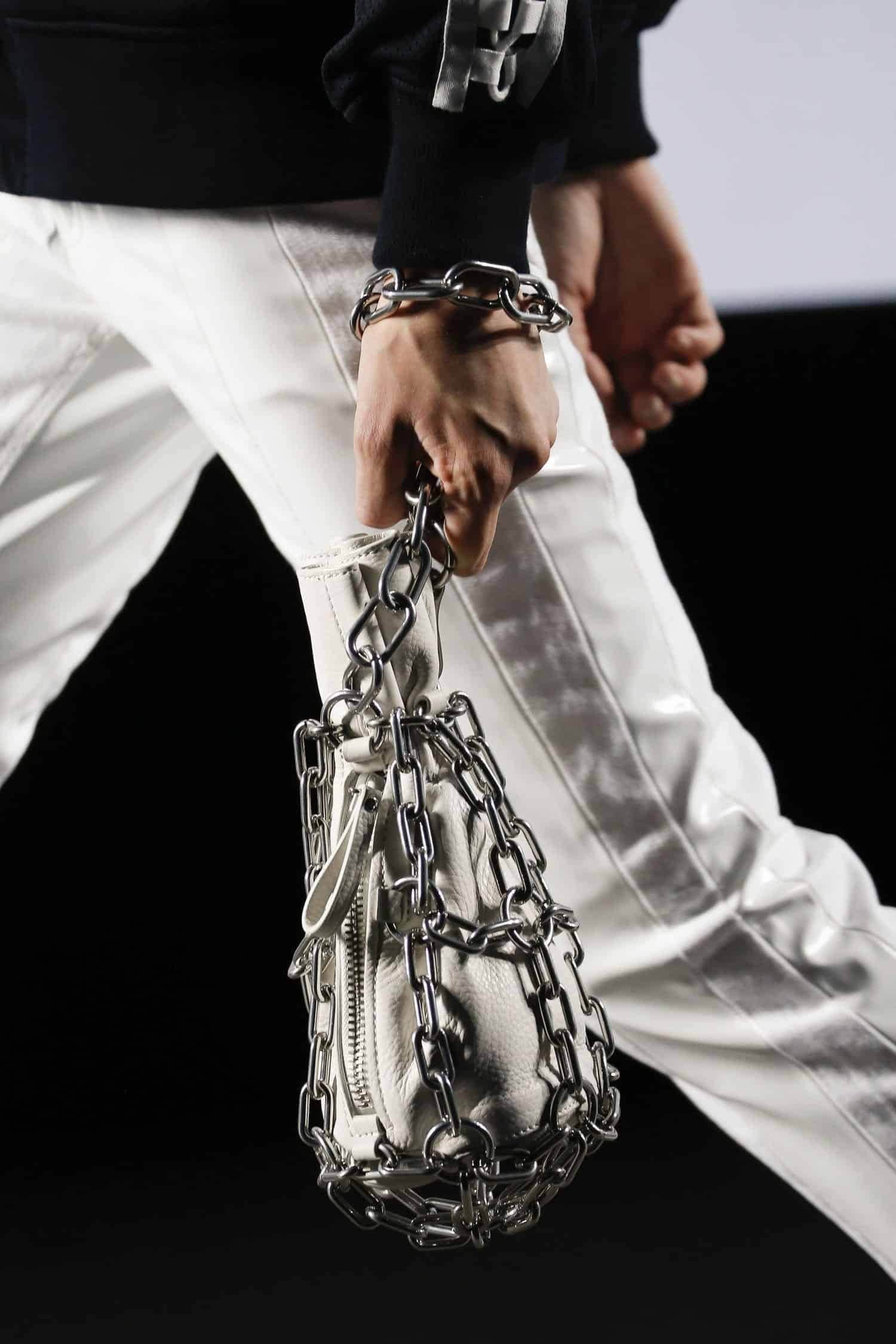 ↓ 3 – Trend of Chunky Chain Bags