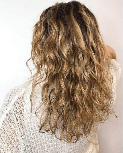 ↓ 3 – Medium Wavy Curly Hairstyle