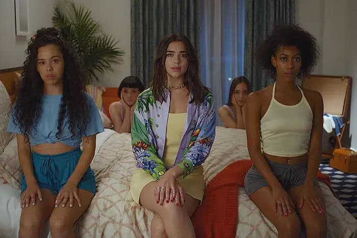 13 – Dua Lipa’s Chic Look for Home Parties