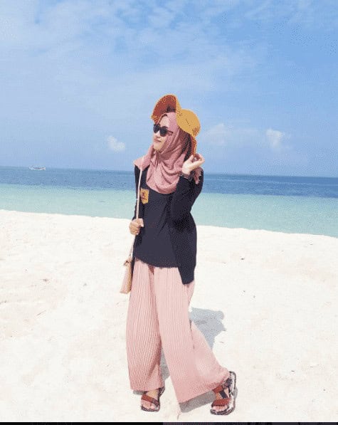 ↓ 18 – Hijab with Hat beach Outfit