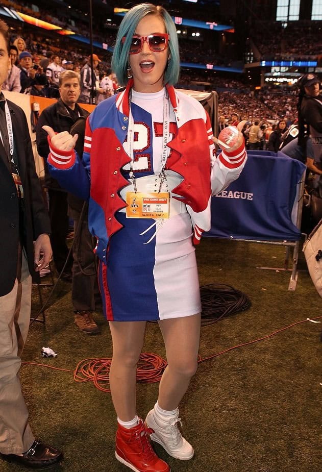 5 – Katy Perry In Mismatched Sneakers & Jersey Dress