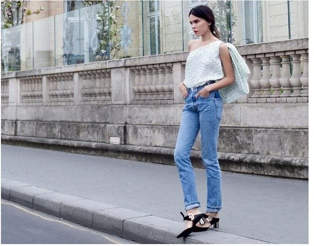 ↓9 – Pointy Toe Medium Sized Heels With Jeans