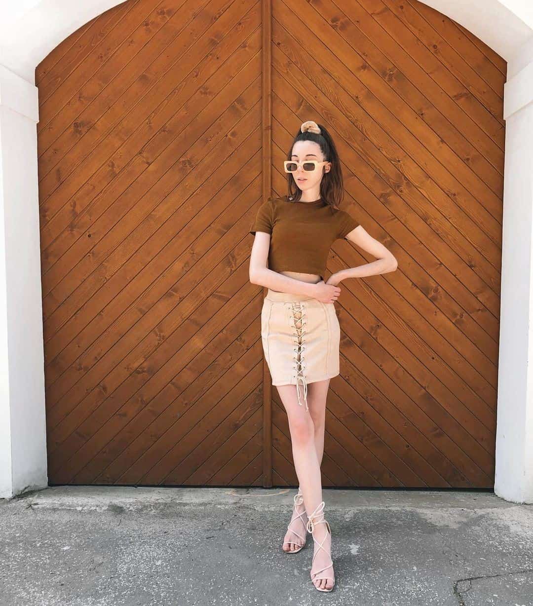 19 – Beige Skirt Outfit Idea