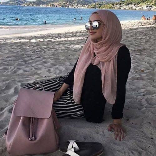 ↓ 8 – Hijab Style Paired With Striped Trousers