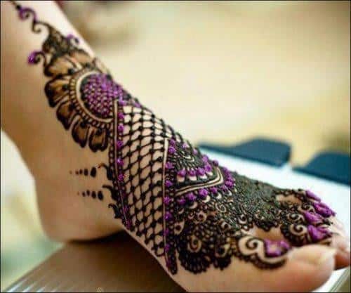 ↓ 48 – How to Add Glitter to Mehndi Design