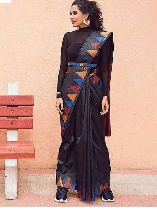 ↓ 20 –  Bold Black Saree Look