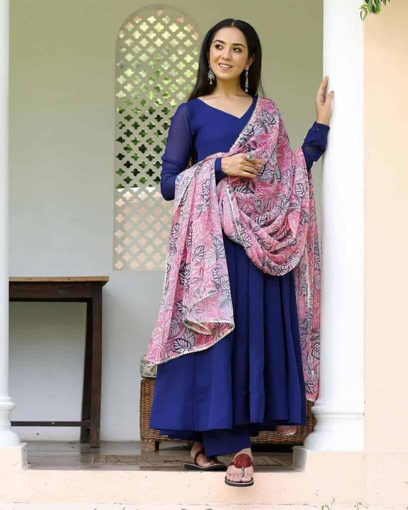 13 – Plain Suit With Contrasting Printed Dupatta