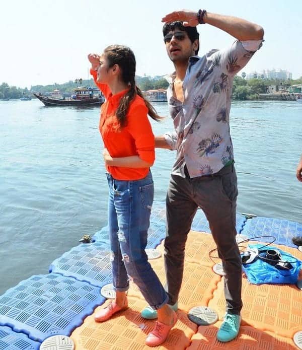 ↓ 1 – Alia Bhatt In A Casual Attire On Beach