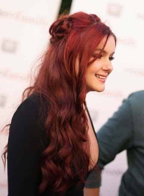 ↓ 69 – Celebrity Hairstyle for Curvy Girls