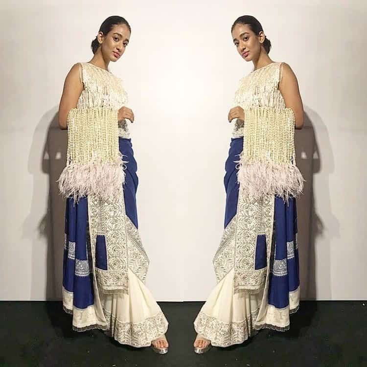 ↓ 22 – Saree Embellished With Feathers