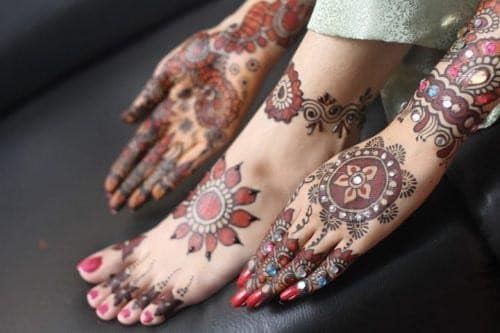 39 – Diamonds on Foot and Hand – Round Mehndi Designs