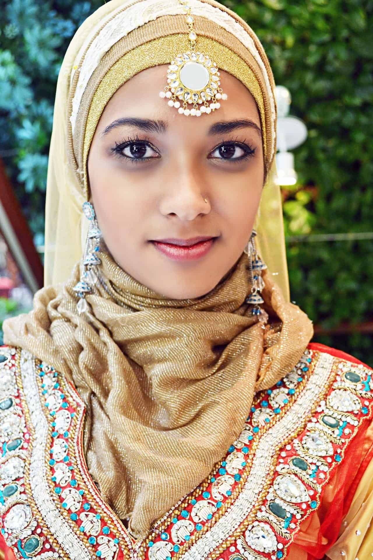 7 – Eastern Wedding Look With Beautiful Long Earrings