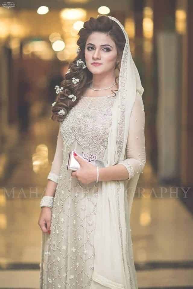 ↓ 1 – Elegant Hair-Do For Walima