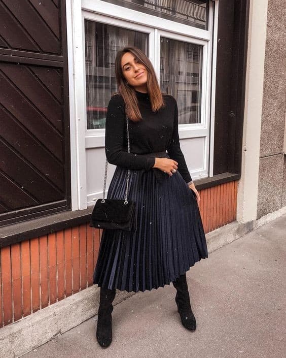 ↓ 15 – How to Wear Black Accordion Skirt Outfits