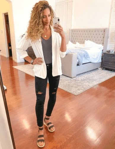 ↓9. Classic Blazer with Skinny Jeans & Wedges