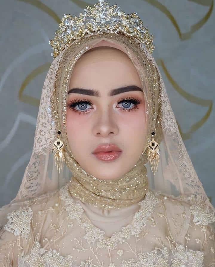 ↓ 16. Indonesian Bride