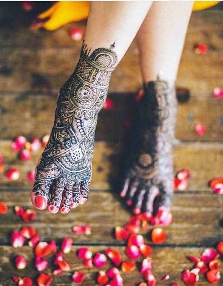 ↓ 4 – Henna Foot Designs