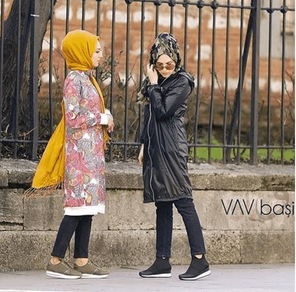 ↓ 17 – Rainy Day Hijab Outfit for Teenage Girls